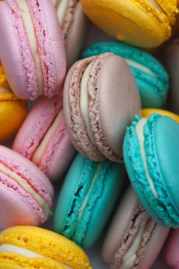 Renkli pastel macaroons arka plan, üstten görünüm.