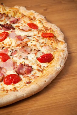 Ahşap masa üzerinde taze İtalyan pizza