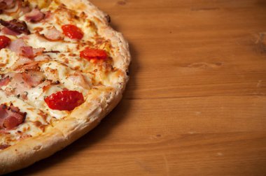 Ahşap masa üzerinde taze İtalyan pizza