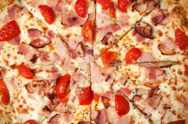 Ahşap masa üzerinde taze İtalyan pizza