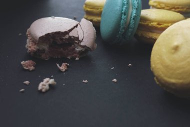 Şık koyu arka plan üzerinde ufalanmış macaroons