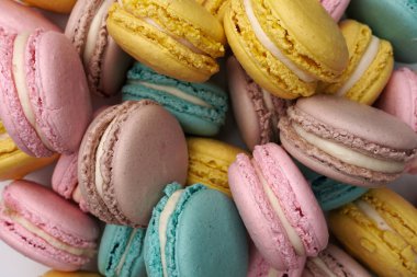 Pembe, bej ve mavi macaroons, düz yatıyordu stili.
