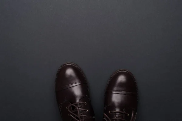 Темно-коричневе чоловіче взуття на сірому фоні . — стокове фото