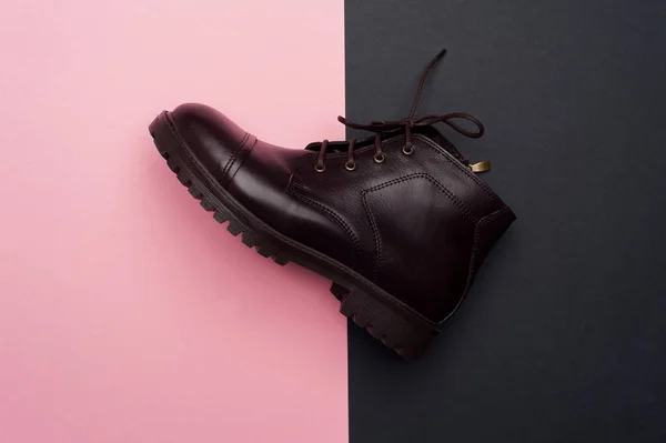 Zapatos de hombre de color marrón oscuro sobre fondo colorido — Foto de Stock