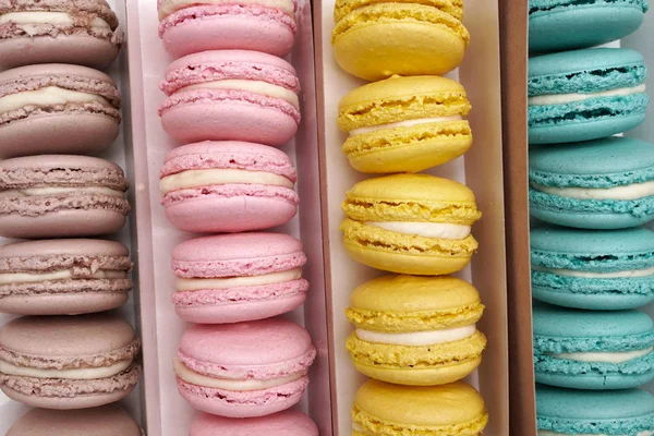 Macaroons pastel francês em caixas de presente — Fotografia de Stock