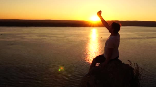 Man sitter nära havet och gör Selfie — Stockvideo