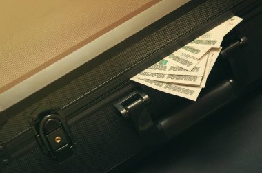 Rus ruble ile siyah bavul.