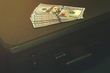 Dolar ile siyah bavul