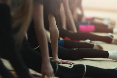 Genç kadın split yapıyor egzersiz jimnastik salonu