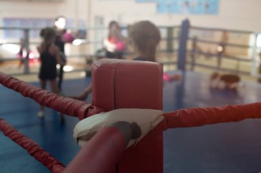 Çocuk köşesinden vurdu boks ringi üzerinde