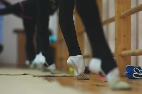 Zbliżenie na nogi dziewczyny rozciąganie palec Wskazówka w siłowni — Zdjęcie stockowe