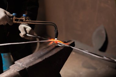 Yakın çekim-eller bir demirci kaynak öğeleri onların sahte ürün için