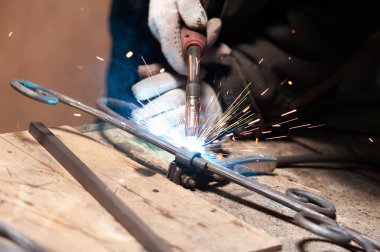 Demirci Metal ürünleri taşlama makinesi kullanarak parlatır