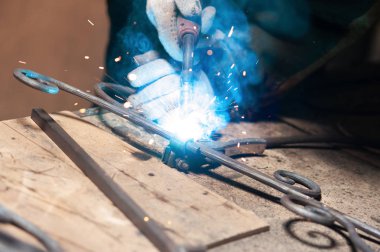 Demirci Metal ürünleri taşlama makinesi kullanarak parlatır