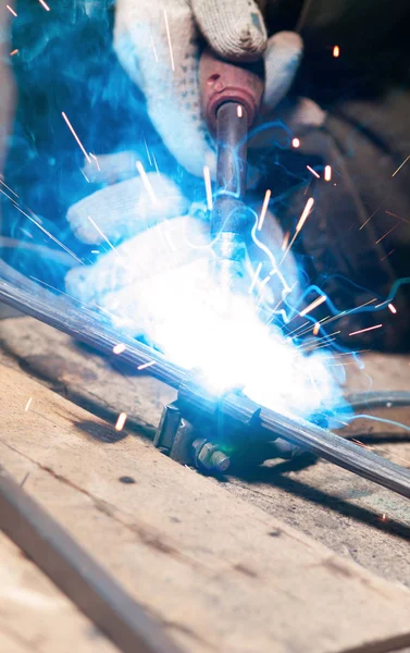 Blacksmith Polishes Metal Products Using A Grinding Machine — Stock Photo, Image