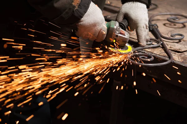 Demirci Metal ürünleri taşlama makinesi kullanarak parlatır
