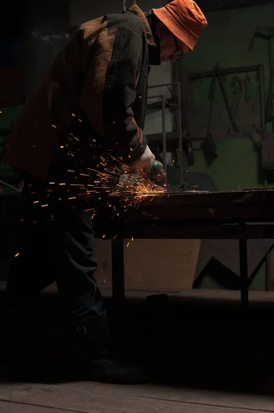 Ferreiro masculino está trabalhando em seus novos produtos forjados — Fotografia de Stock