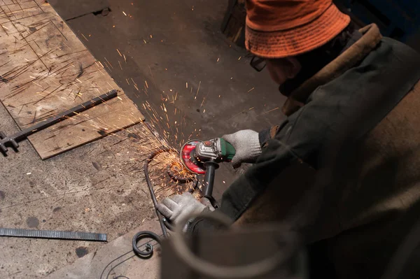 Ferreiro masculino está trabalhando em seus novos produtos forjados — Fotografia de Stock