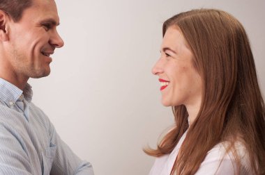 Mutlu pozitif çift portresi