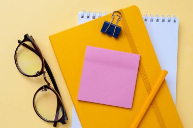 Boş defter ve Ofis Kırtasiye sarı arka plan.