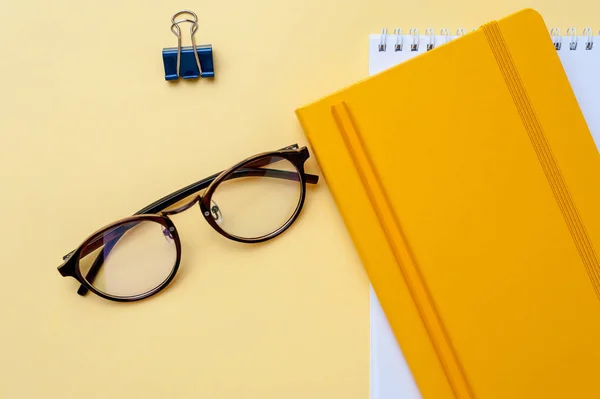 Notebook vazio e papelaria de escritório fundo amarelo . — Fotografia de Stock