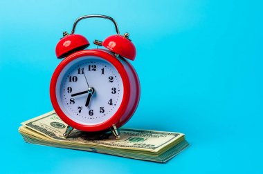Amerikan doları yığını üzerinde Kırmızı retro tarz çalar saat.