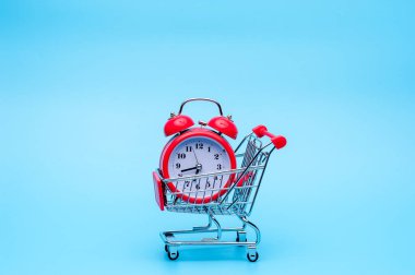 Alışveriş sepetinde kırmızı retro çalar saat