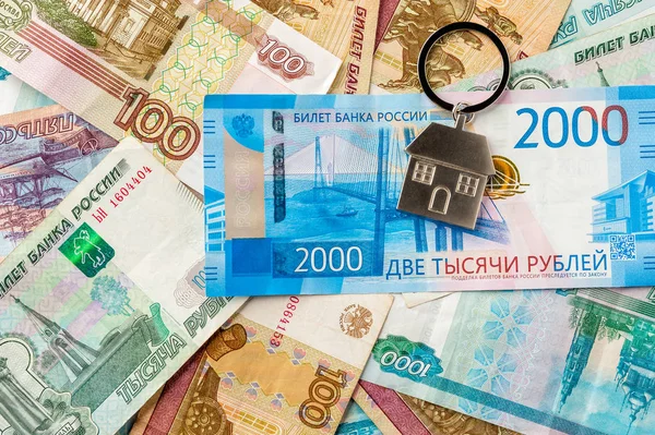 Chaveiro no fundo das notas de rublo russas — Fotografia de Stock
