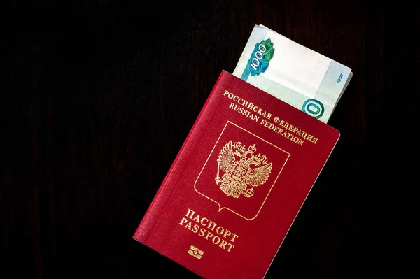 Russisch paspoort en roebel biljetten. — Stockfoto