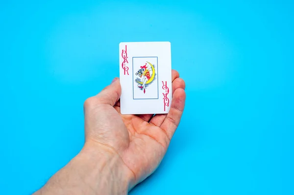 Jugar a las cartas en mano masculina . — Foto de Stock