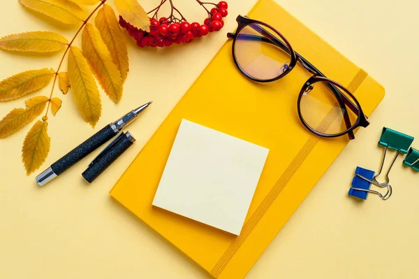 Fechar a colagem de óculos com material de escritório — Fotografia de Stock