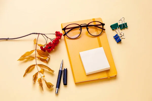 Fechar a colagem de óculos com material de escritório — Fotografia de Stock