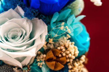 Ortancadan yapılmış mavi buketyakın