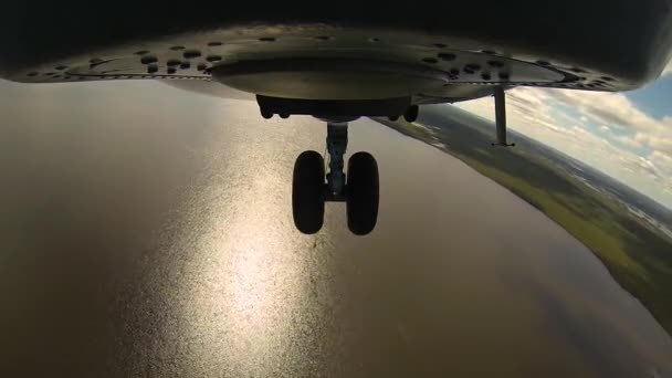 Вертолет Ми-26 пролетает над озером — стоковое видео