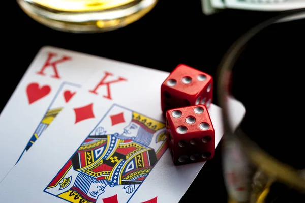 Playing Cards, Red Gaming Dices And Glasses of Whiskey — Stock Photo, Image