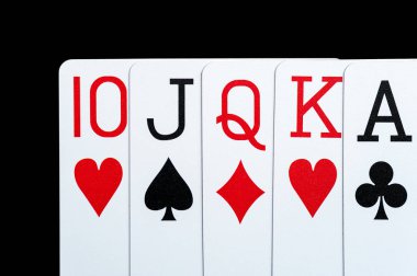 Siyah masa üzerinde iskambil kartları