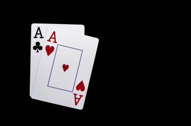 Siyah masaüzerinde iki as iskambil kartları