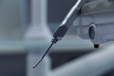 Modern diş hekimleri ofisinde farklı diş aletleri