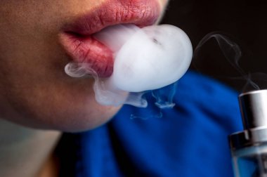 Close-up - genç kadın vaping e-sigara
