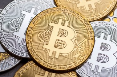Altın ve gümüş bitcoin sikkeleri, yakın çekim.