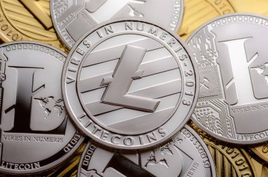 Altın ve gümüş litecoin sikkeler, yakın çekim.