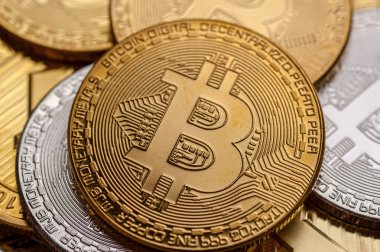 Altın ve gümüş bitcoin sikkeleri, yakın çekim.
