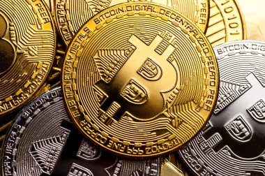 Altın ve gümüş bitcoin sikkeleri, yakın çekim.