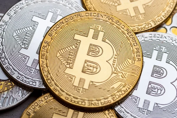 Altın ve gümüş bitcoin sikkeleri, yakın çekim.