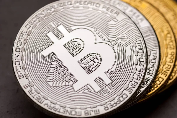 Monedas de oro y plata bitcoin, primer plano . — Foto de Stock