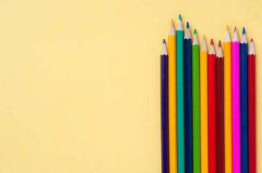 Düz yatıyordu - Sarı arka plan üzerinde parlak renkli kalemler