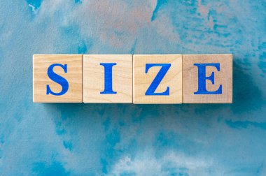 Mavi masada kelime Boyutu ile ahşap küpler.