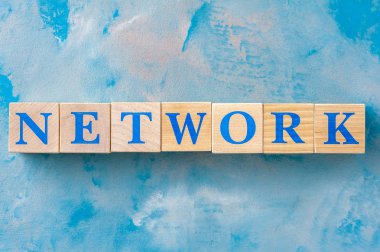 Mavi masada kelime Ağı ile ahşap küpler.