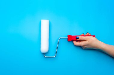 Yakın çekim güzel kadın el bir fells tutan