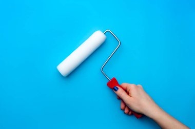 Yakın çekim güzel kadın el bir fells tutan